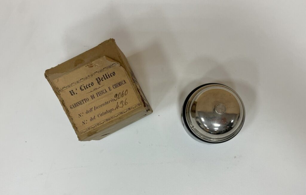 Campanello in metallo e scatola con etichetta originale del Gabinetto di Fisica e Chimica