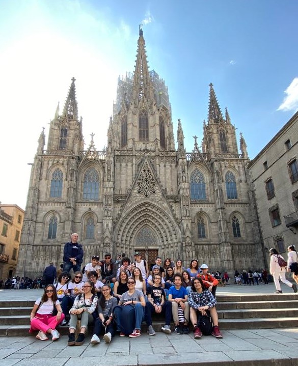 1h la classe 1h bilingue partecipa allo scambio in Catalogna qui davanti alla cattedrale di Barcellona 1