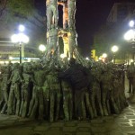 Tarragona.4.scultura di torre umana con prof. nellintento della scalata....cerca lintruso