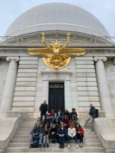 Foto di gruppo davanti alla cupola di Eifell