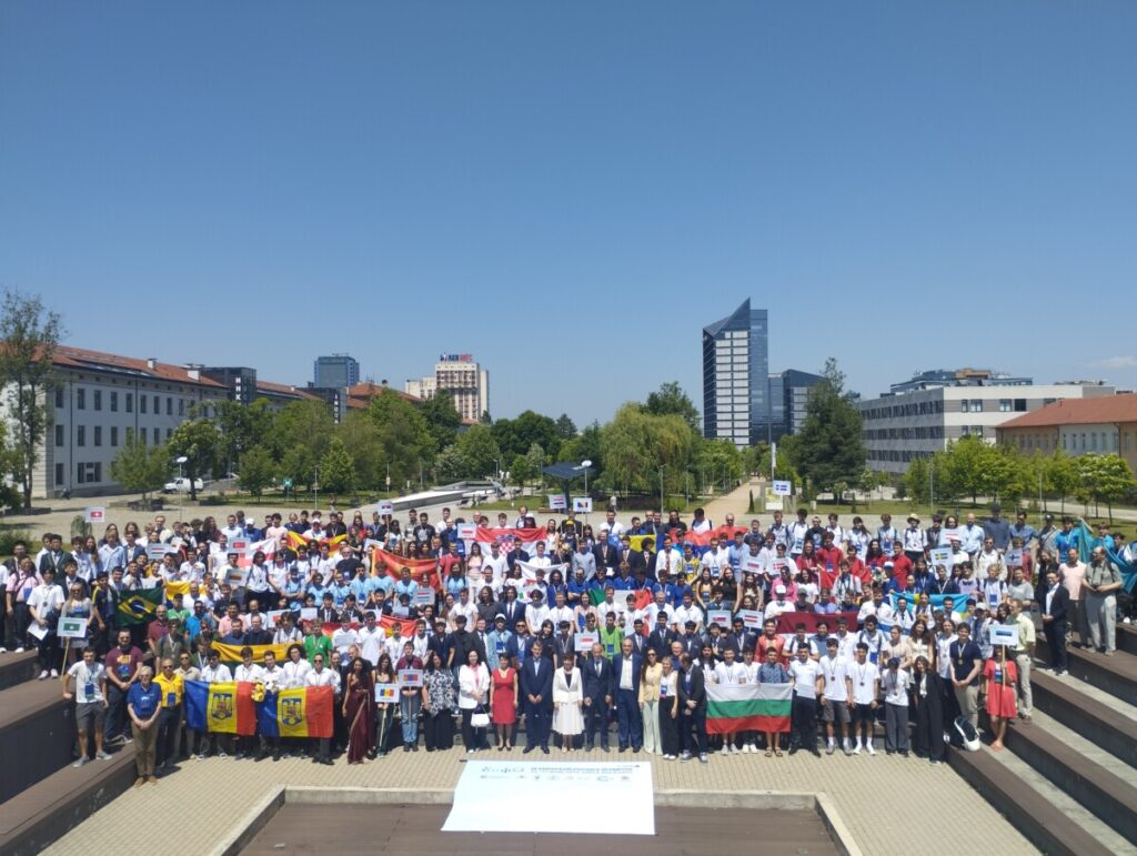 Foto di tutti i partecipanti alla nona edizione delle EuPhO (European Physics Olympiad)
