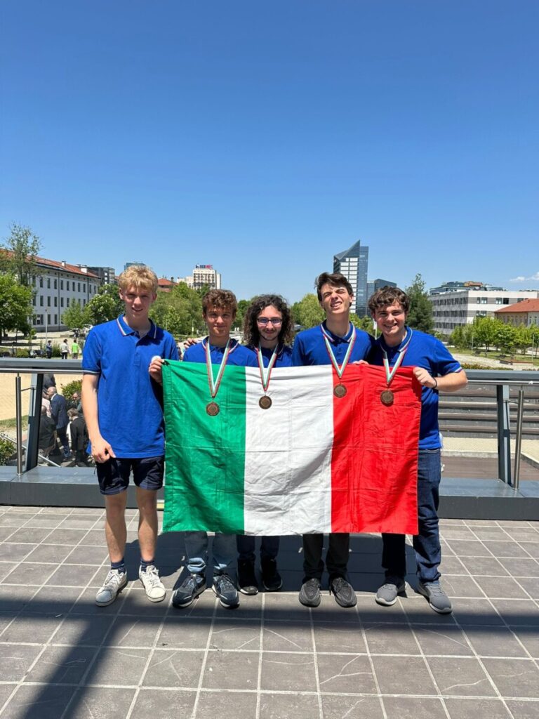 Michele Perano (primo a sinistra) nella squadra italiana alle EuPhO 2025 a Sofia (Bulgaria)